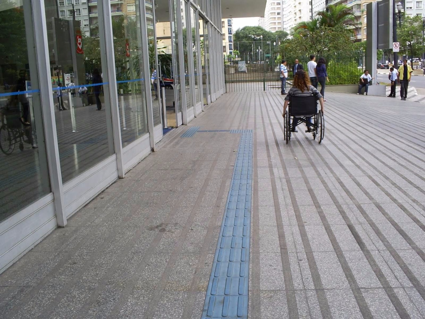 Calçada sinalização piso tátil