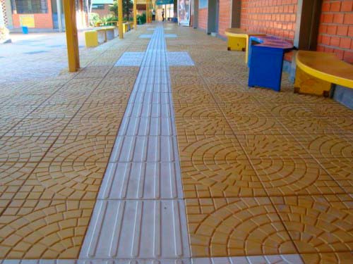 piso tátil concreto