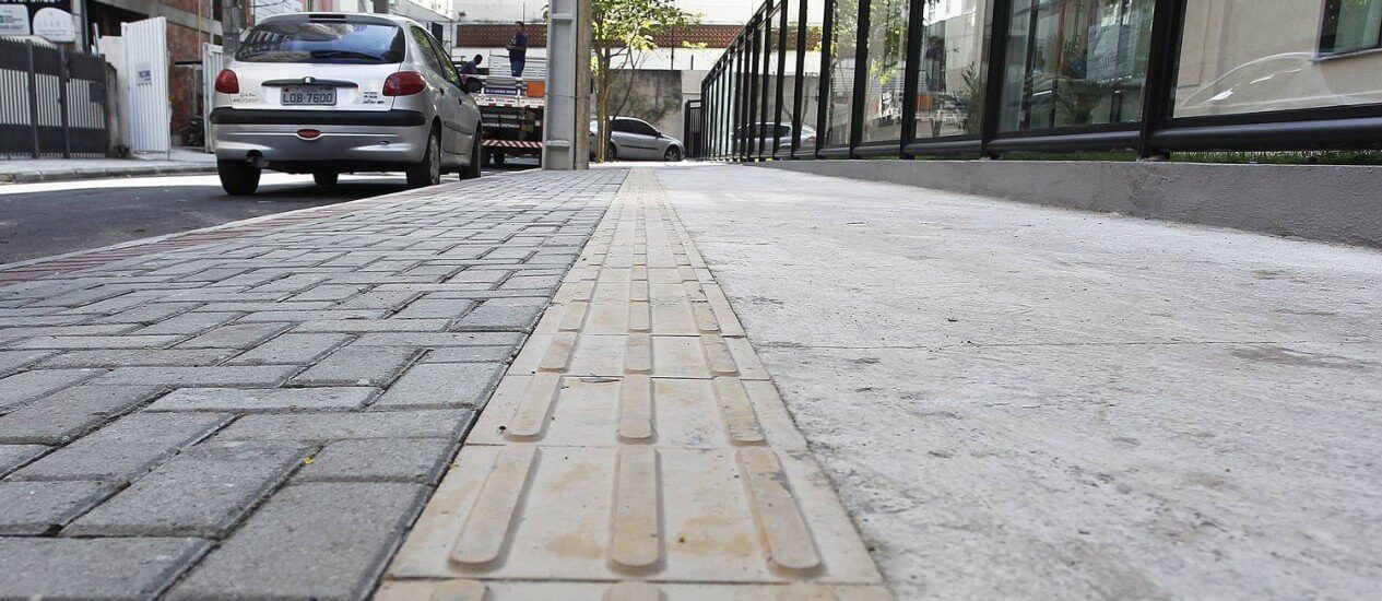 calçada com piso tátil de concreto 